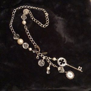 Plunder adjustable necklace with key and pearls.